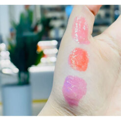 بالم لب مربایی براق با رایحه خوشبو. تست روی دست