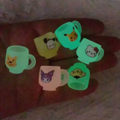 مینی لیوان رزینی شب‌تاب با طرح‌های سانریو - نمایش شب تابی